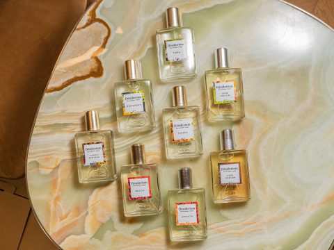 parfum desiderium gamme comlpette de parfum sur table en marbre