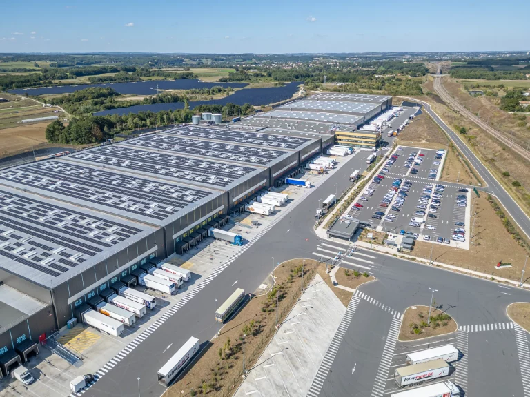 Vue panoramique de la base logistique Intermarché à Angoulême, mettant en valeur son envergure et sa modernité.
