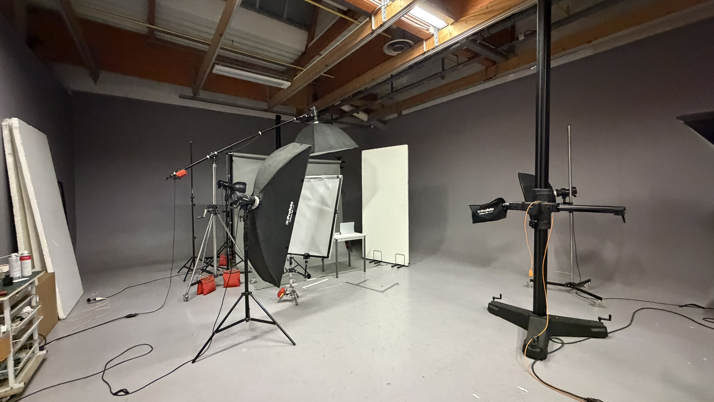 Le studio photo de l'Agence Monstera à Limoges, équipé pour le packshot et la nature morte